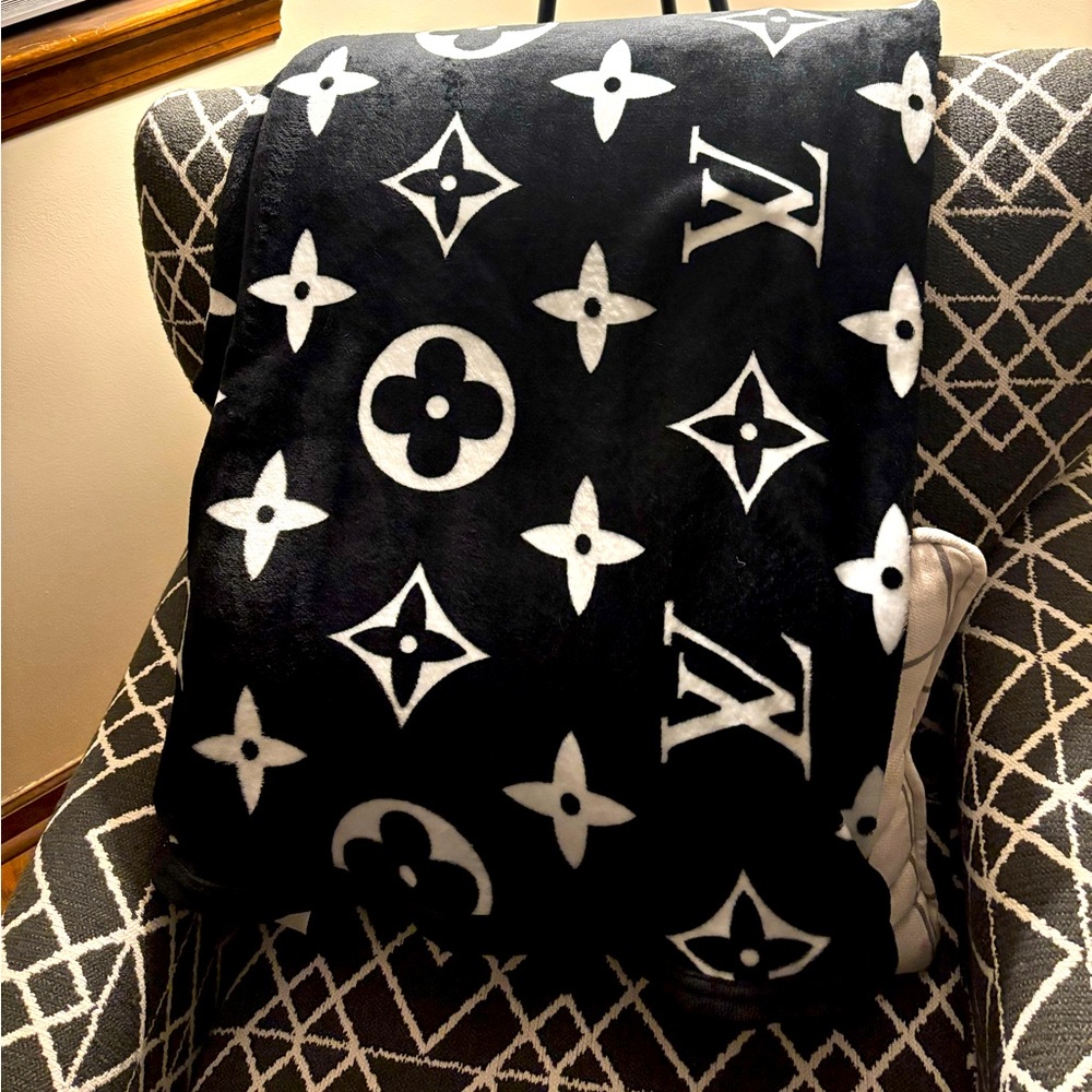 LV Blanket Throw ♣️🤍 NWOT